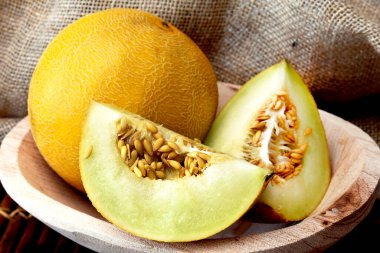 Tohumlarla dolu olgun kavun.