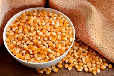 Masadaki kuru sarı mısır tohumları.