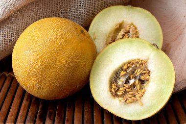 Tohumlarla dolu olgun kavun.