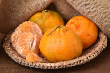 Tahta bir masada olgun mandalinalar.