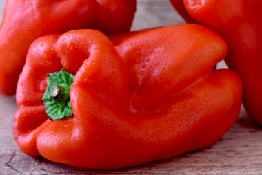 Ahşap arka planda taze kırmızı biber