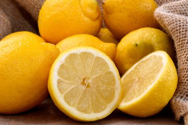 Masada olgun sarı limonlar