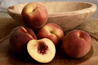 Tahta bir masada olgun şeftaliler