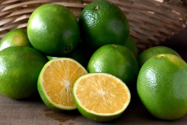 Tahta masadaki limonlar