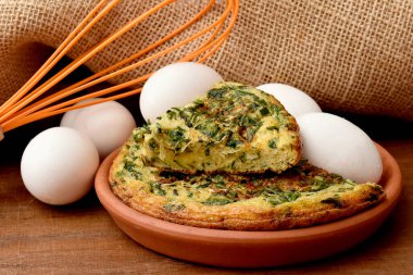 Ev yapımı, sebzeli ve baharatlı peynirli turta.