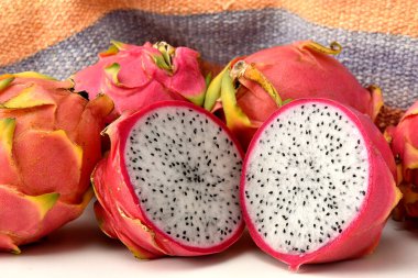 Piyasada ejderha meyvesi