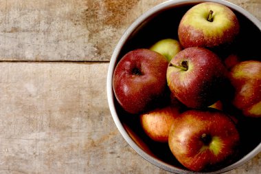 Tahta masada taze olgun elmalar