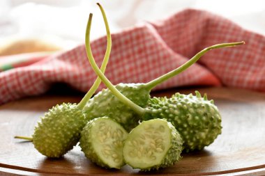 Tahta masada taze yeşil Çin lahanası