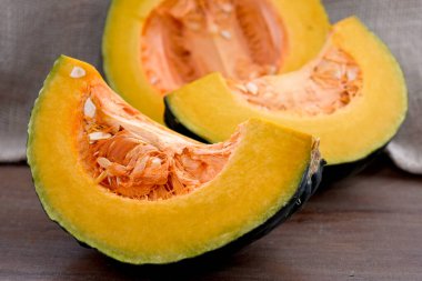 Tahta arka planda bir balkabağı