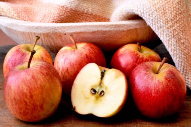 Masada olgun kırmızı elmalar