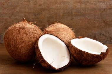 Tahta arka planda hindistan cevizlerinin yarısı