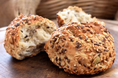 Tahta masada taze ekmek.