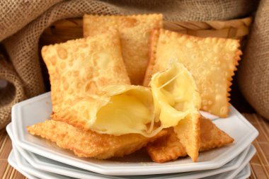 Peynirli khachapuri.