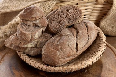 Tahta masada taze ekmek.