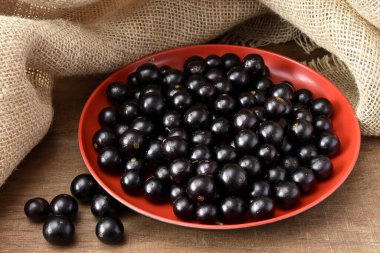 Brezilya üzümleri jaboticaba meyvesi ahşap bir masada. 