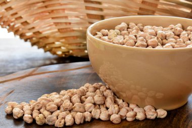 Bir kasede çiğ nohut