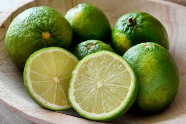 Tahta arka planda taze limonlar