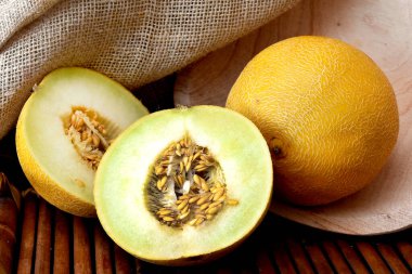 Tohumlarla dolu olgun kavun.