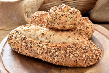 Tahta masada taze ekmek.