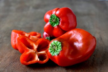 Tahta arka planda taze kırmızı dolma biber.