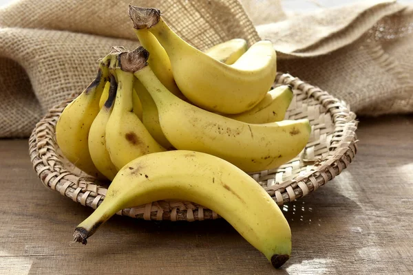 Bananas Maduras Frescas Fundo Madeira — Fotografia de Stock