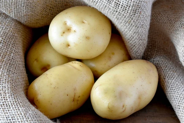 Kartoffeln Auf Einem Holztisch — Stockfoto