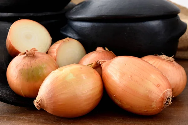 Cebolas Uma Cesta Uma Mesa Madeira — Fotografia de Stock