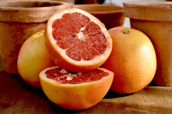 Verse Rijpe Rode Grapefruits Houten Ondergrond — Stockfoto