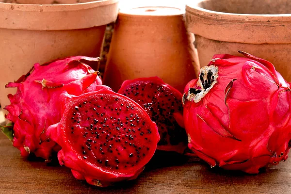 Pitaya Rossa Tavolo Legno Tessuto Rustico Sullo Sfondo — Foto Stock