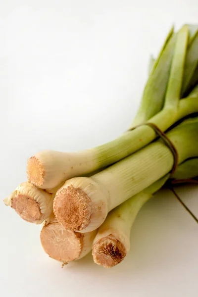 Frische Rohe Bio Zwiebeln Auf Weißem Hintergrund — Stockfoto