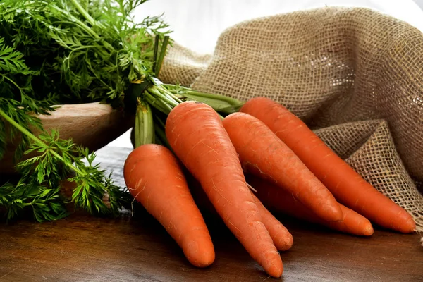 Zanahorias Frescas Sobre Mesa Madera — Foto de Stock