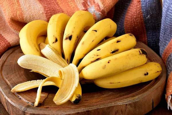 Grupo Bananas Uma Mesa Madeira — Fotografia de Stock