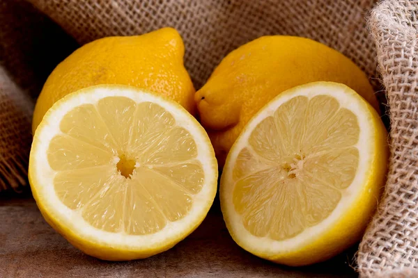Limoni Gialli Maturi Sul Tavolo — Foto Stock