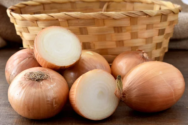 Onions Basket Wooden Table — Stock Photo, Image