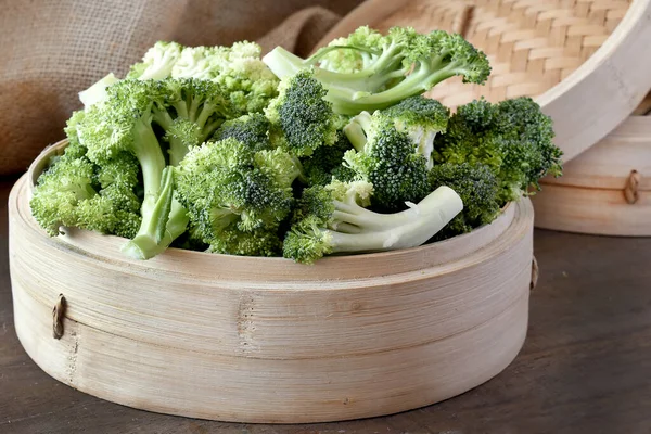 Broccoli Freschi Una Ciotola Sul Tavolo Legno — Foto Stock