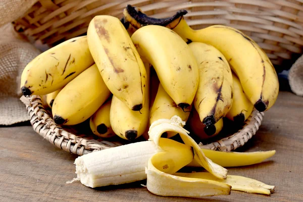 Bananas Ramo Uma Mesa Madeira — Fotografia de Stock