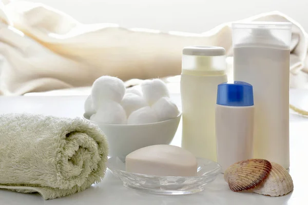 Masada beyaz havlular ve havluyla spa kompozisyonu
