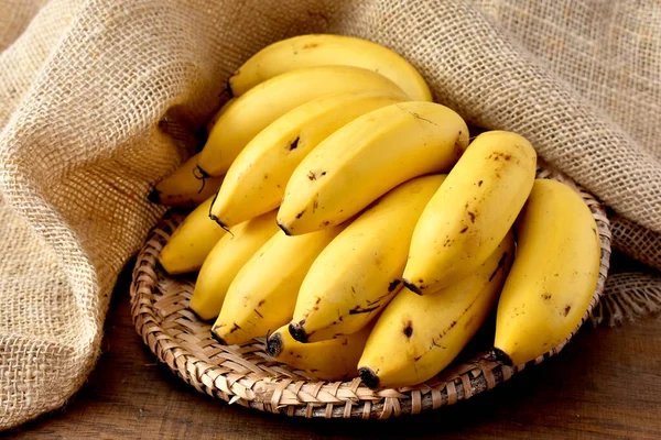 Bananas Ramo Uma Mesa Madeira — Fotografia de Stock