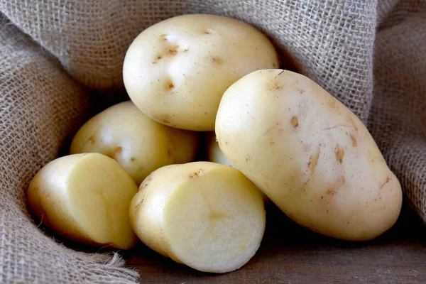 Aardappelen Een Houten Tafel — Stockfoto