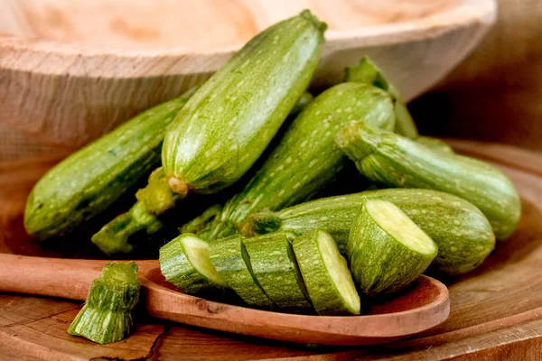 Frische Bio Zucchini Auf Dem Holztisch — Stockfoto