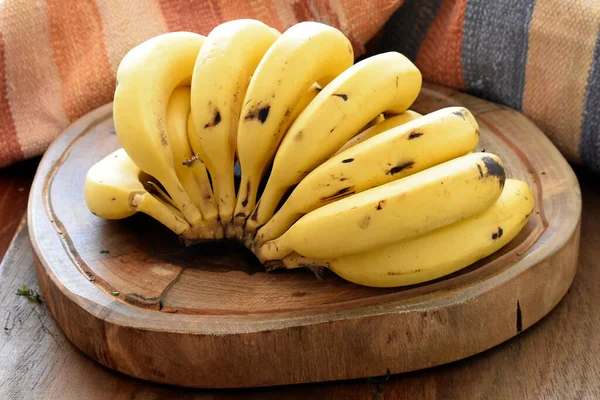 Grupo Bananas Uma Mesa Madeira — Fotografia de Stock