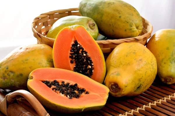 Papaya eski ahşap masada