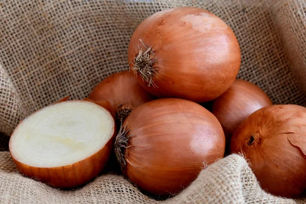 Uien Een Houten Tafel — Stockfoto