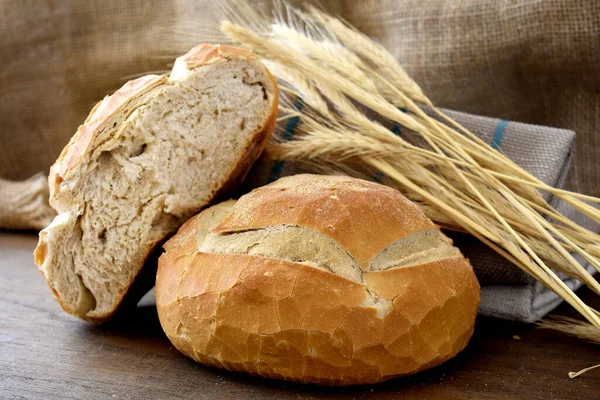 Tahta bir masada ekmek ve buğday