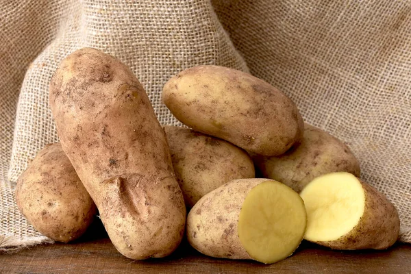 Rohe Kartoffeln Auf Holztisch — Stockfoto
