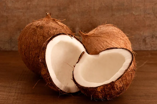 야자나무 배경에 코코넛의 — 스톡 사진