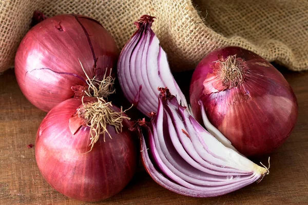 Onions Garlic Wooden Table — Fotografia de Stock