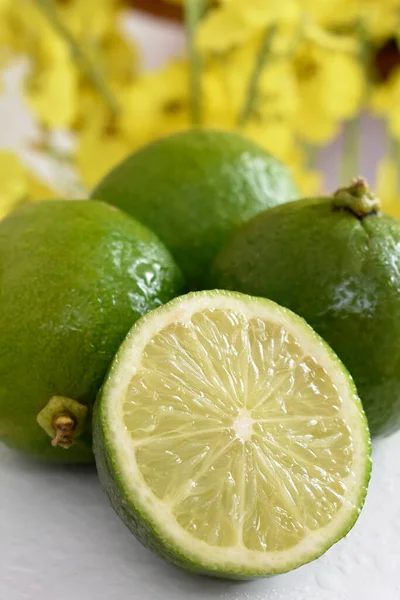 Limas Verdes Frescas Mesa — Foto de Stock