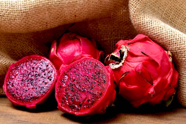 Frutta Fresca Drago Rosso Sfondo Legno — Foto Stock
