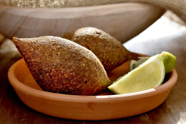 Kibbeh Lebanés Frito Con Rodajas Limón Rellenas Carne Plato Cerámica — Foto de Stock